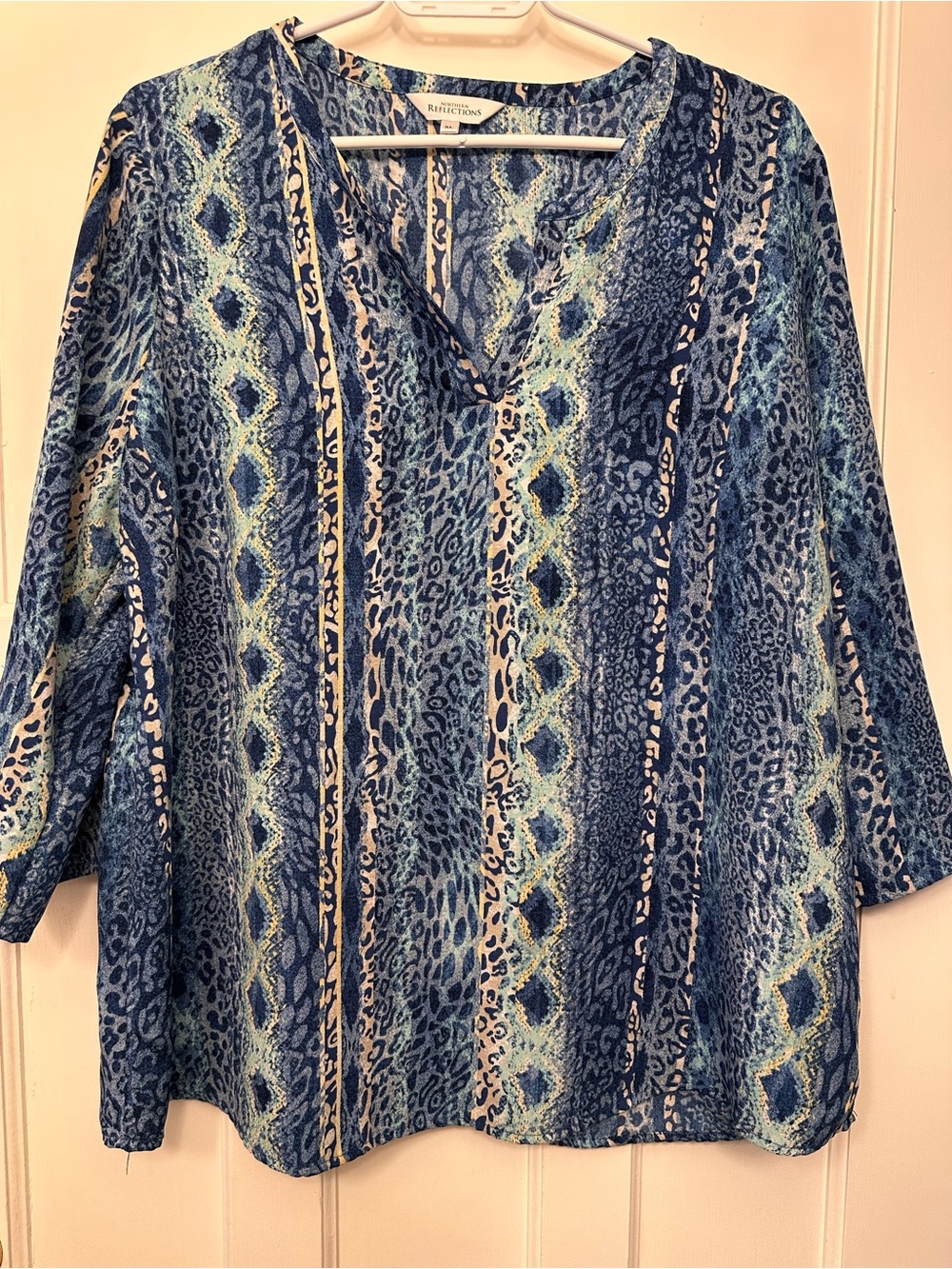 ⭐️ Northern Reflections XL Blue Multi-Pattern V-Neck